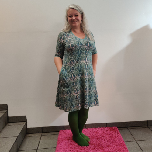 Mint plus size kjole i A-form med påfugle. Tulla Mint Baroque