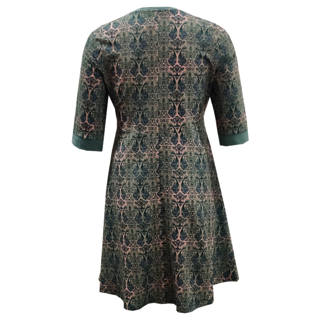 Mintgrøn plus size kjole med empiresnit. Genkei Mint Baroque