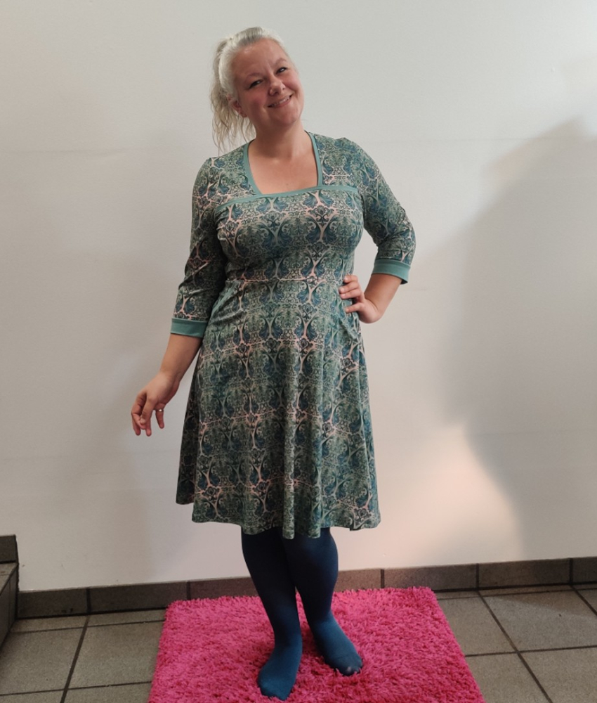 Mintgrøn plus size kjole med empiresnit. Genkei Mint Baroque