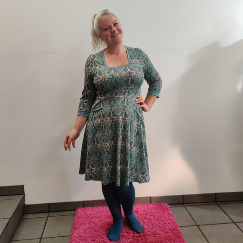 Mintgrøn plus size kjole med empiresnit. Genkei Mint Baroque