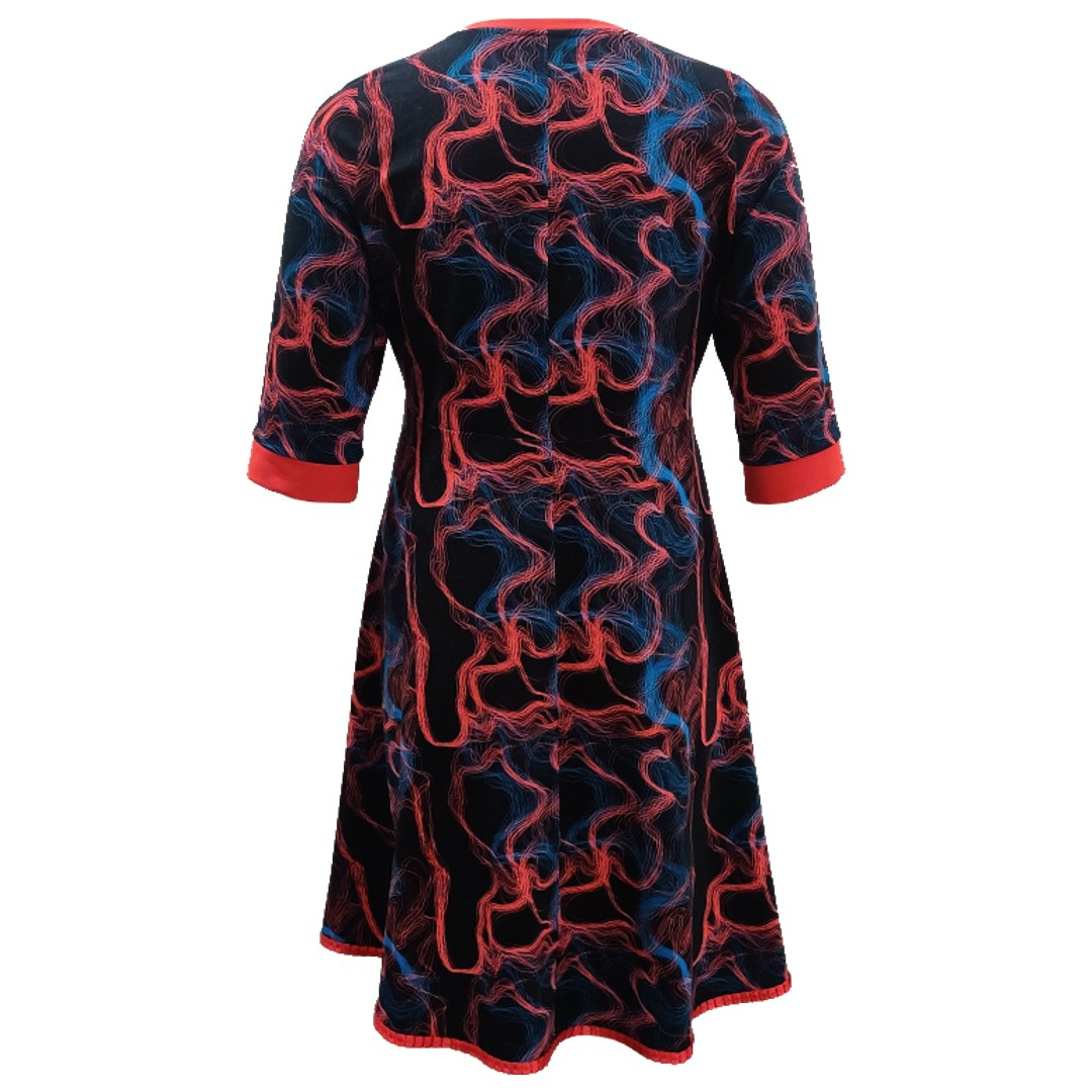 Sort plus size kjole med empiresnit. Genkei Laser Game