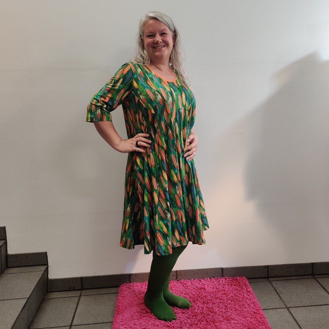 Ojo Surf. Løs grøn plus size kjole fra Amamiko.