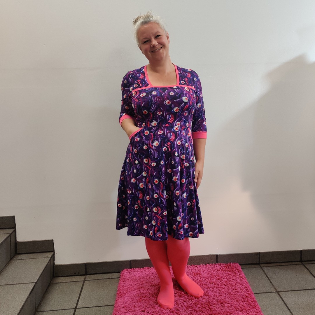 Lilla plus size kjole med empiresnit. Genkei Purple Monster