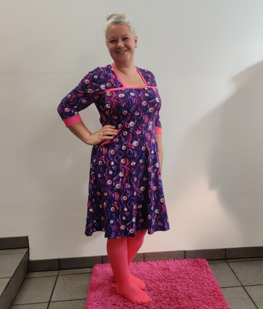 Lilla plus size kjole med empiresnit. Genkei Purple Monster