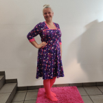 Lilla plus size kjole med empiresnit. Genkei Purple Monster