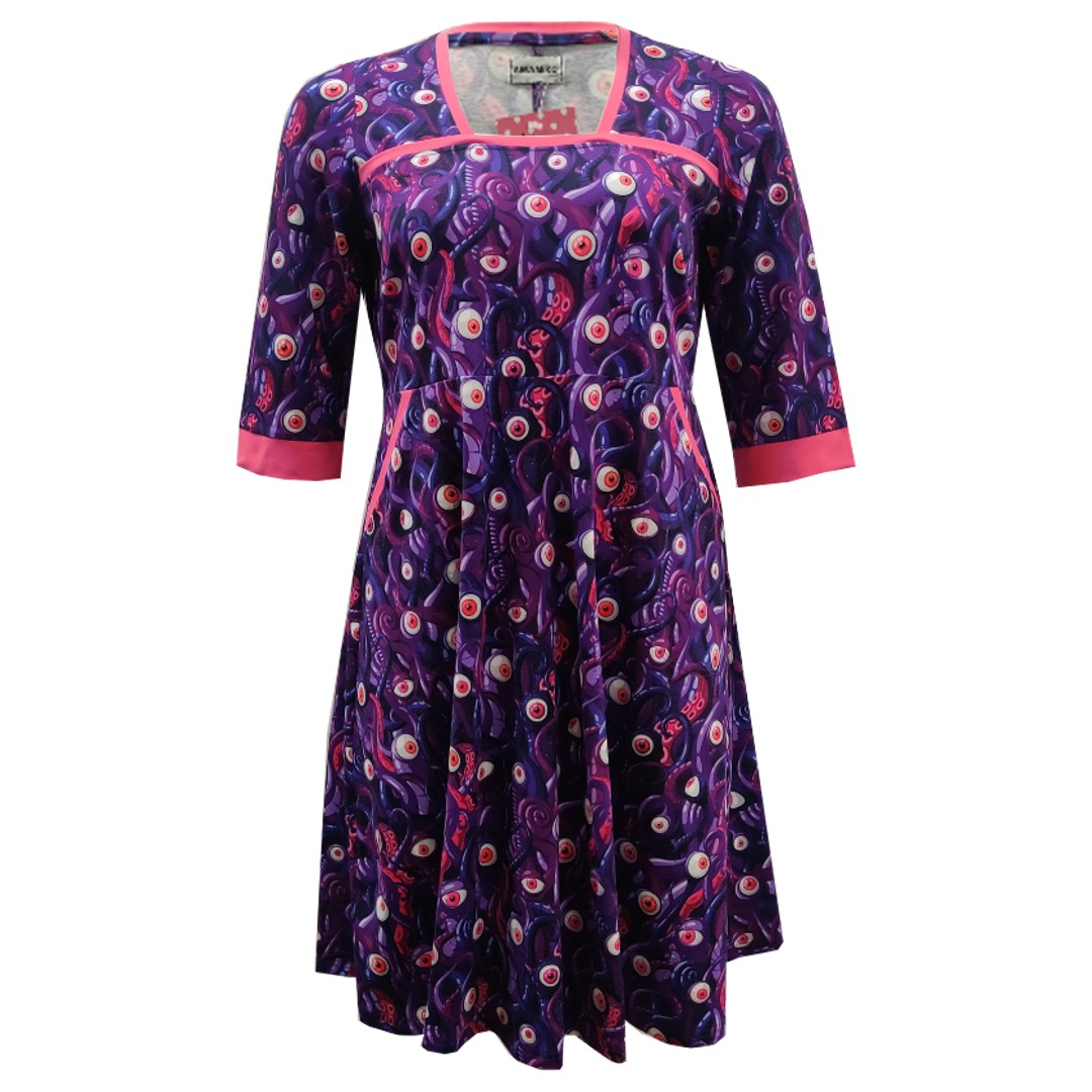 Lilla plus size kjole med empiresnit. Genkei Purple Monster