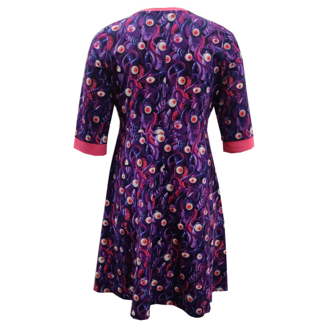 Lilla plus size kjole med empiresnit. Genkei Purple Monster