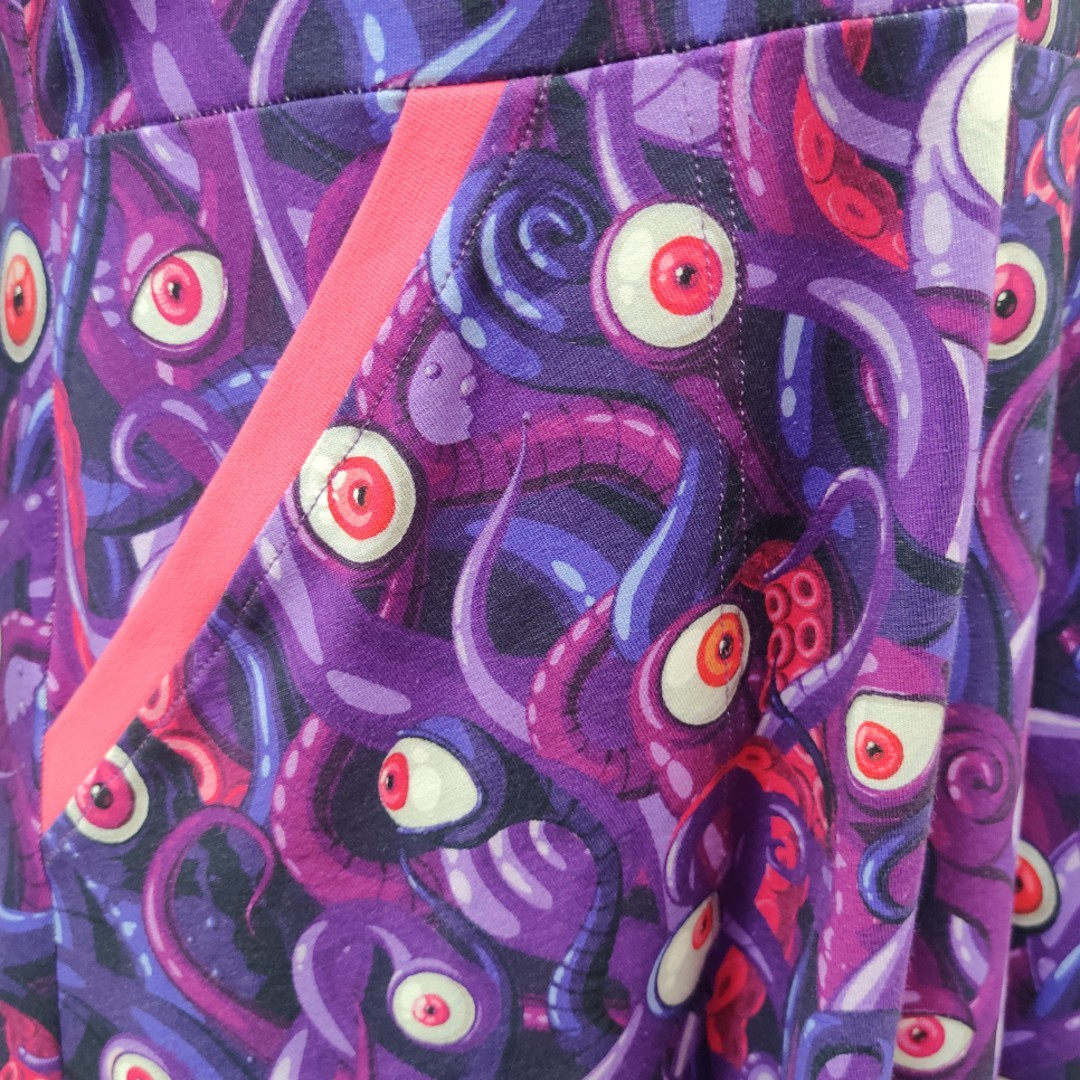 Lilla plus size kjole med empiresnit. Genkei Purple Monster