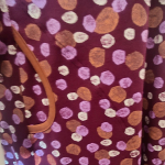 Løs blommefarvet Plus Size kjole med prikker. Ojo Cyclam Stone