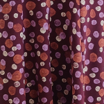 Løs blommefarvet Plus Size kjole med prikker. Ojo Cyclam Stone