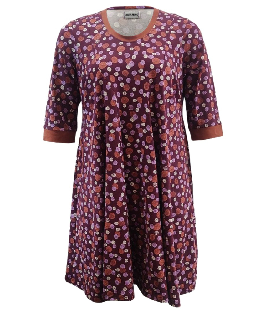 Løs blommefarvet Plus Size kjole med prikker. Ojo Cyclam Stone