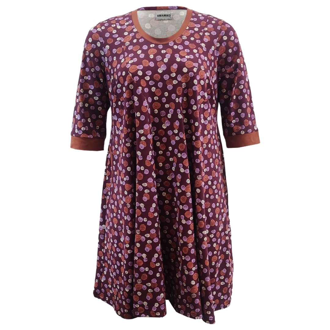 Løs blommefarvet Plus Size kjole med prikker. Ojo Cyclam Stone