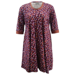 Løs blommefarvet Plus Size kjole med prikker. Ojo Cyclam Stone