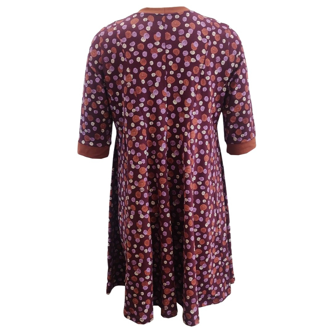 Løs blommefarvet Plus Size kjole med prikker. Ojo Cyclam Stone