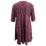 Løs blommefarvet Plus Size kjole med prikker. Ojo Cyclam Stone