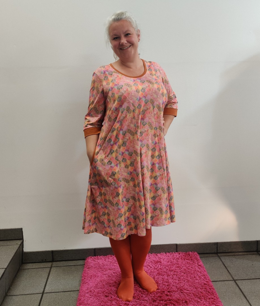 Løs Plus Size kjole med lommer. Ojo Tivoli