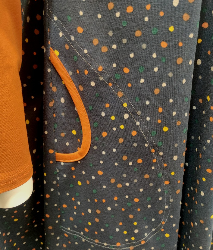 Løs Grå Plus Size kjole med prikker. Ojo Grey Dot