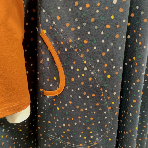 Løs Grå Plus Size kjole med prikker. Ojo Grey Dot