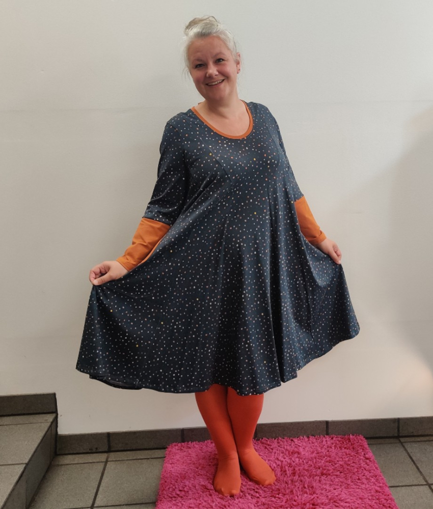 Løs Grå Plus Size kjole med prikker. Ojo Grey Dot