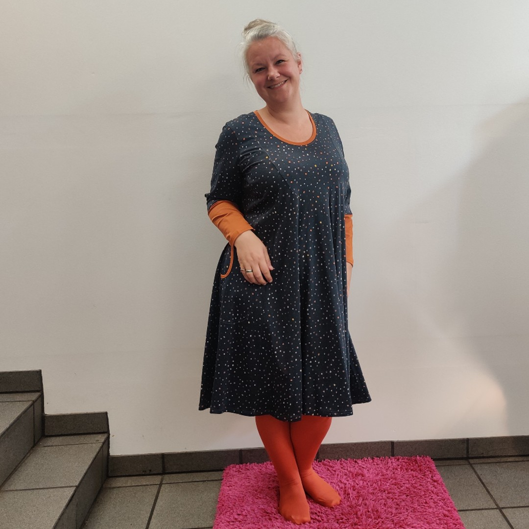 Løs Grå Plus Size kjole med prikker. Ojo Grey Dot