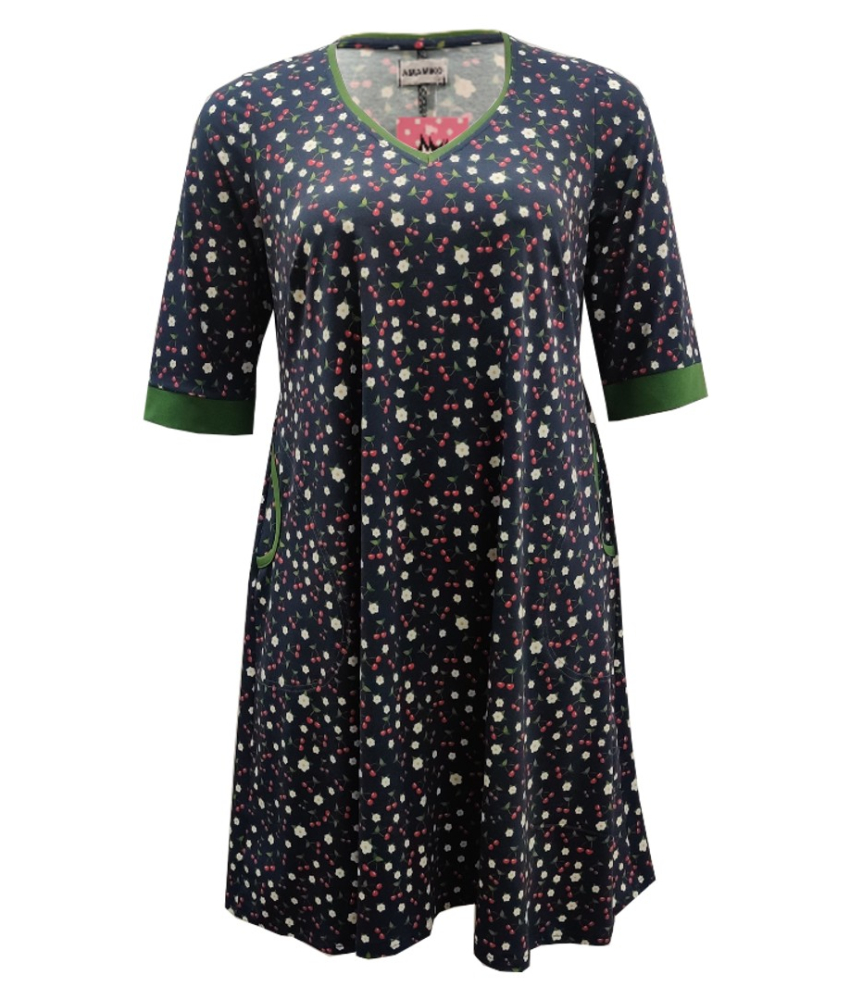 Blå A-formet plus size kjole med kirsebær. Tulla Navy Cherry