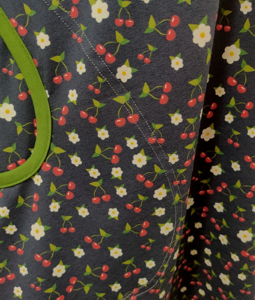 Blå A-formet plus size kjole med kirsebær. Tulla Navy Cherry