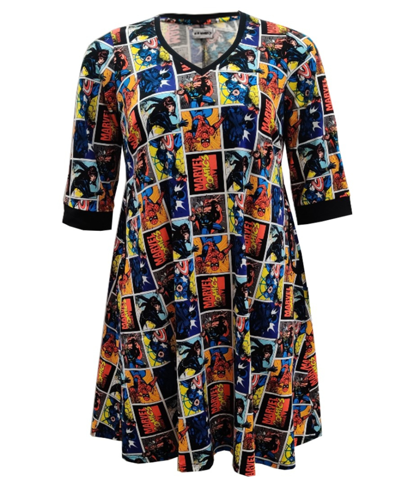 A-formet plus size kjole med tegneserie helte.. Tulla Comics