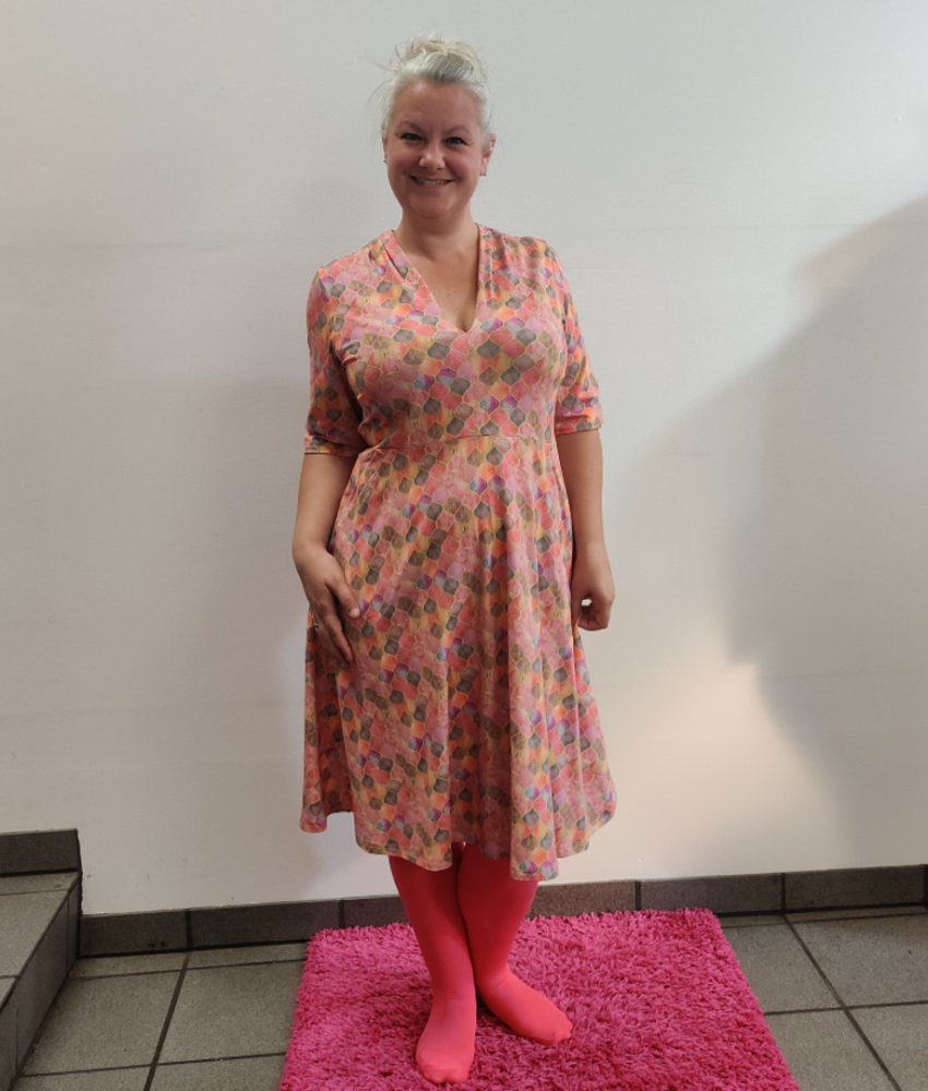 Takasaki Tivoli. Plus size Kjole med lommer fra Amamiko