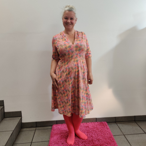 Takasaki Tivoli. Plus size Kjole med lommer fra Amamiko