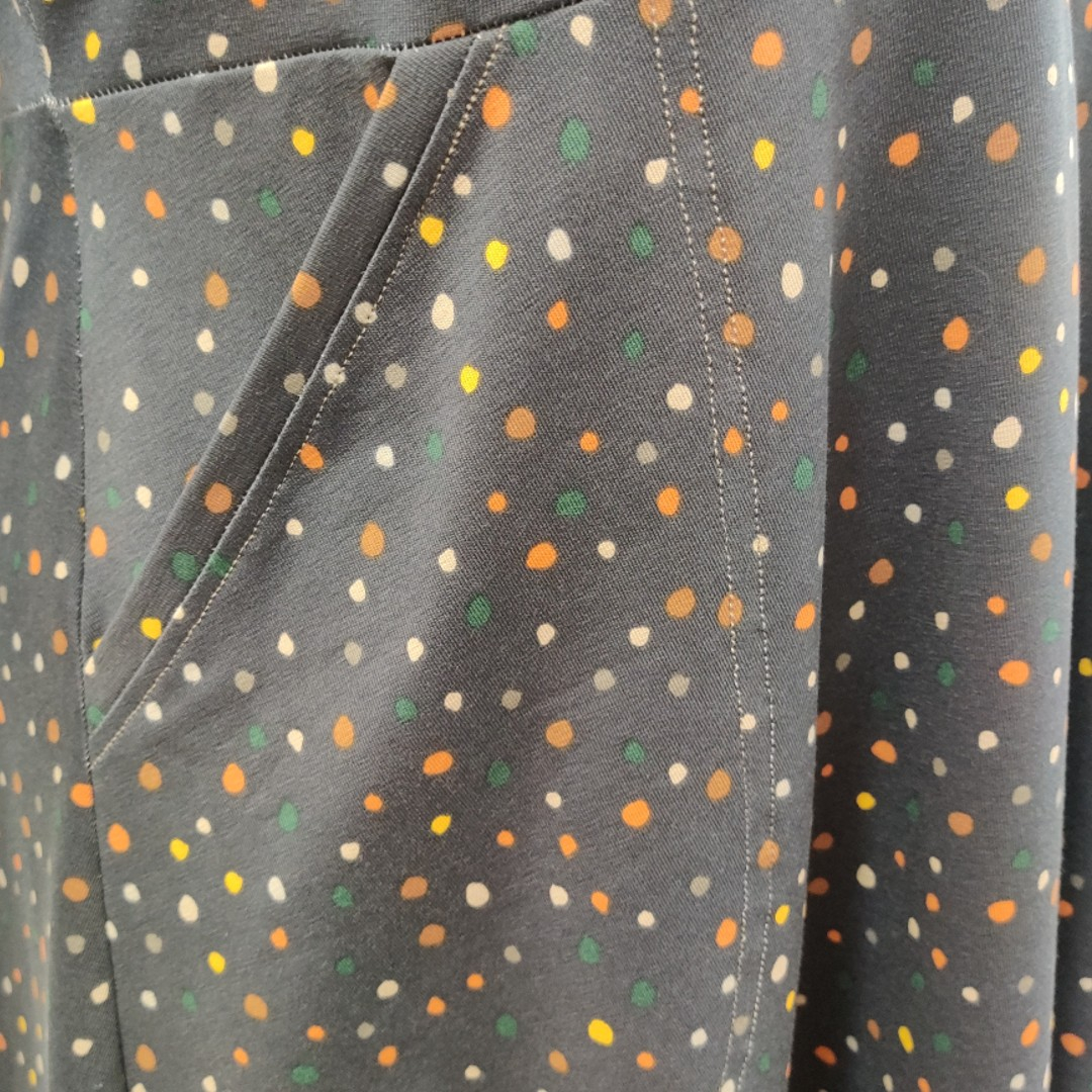 Takasaki Grey Dot. Plus size Kjole med lommer fra Amamiko