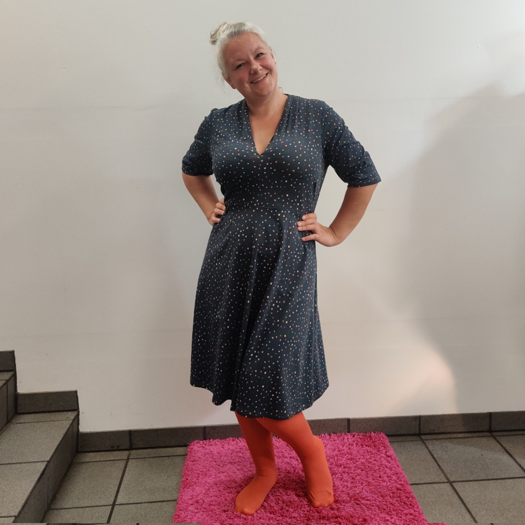 Takasaki Grey Dot. Plus size Kjole med lommer fra Amamiko
