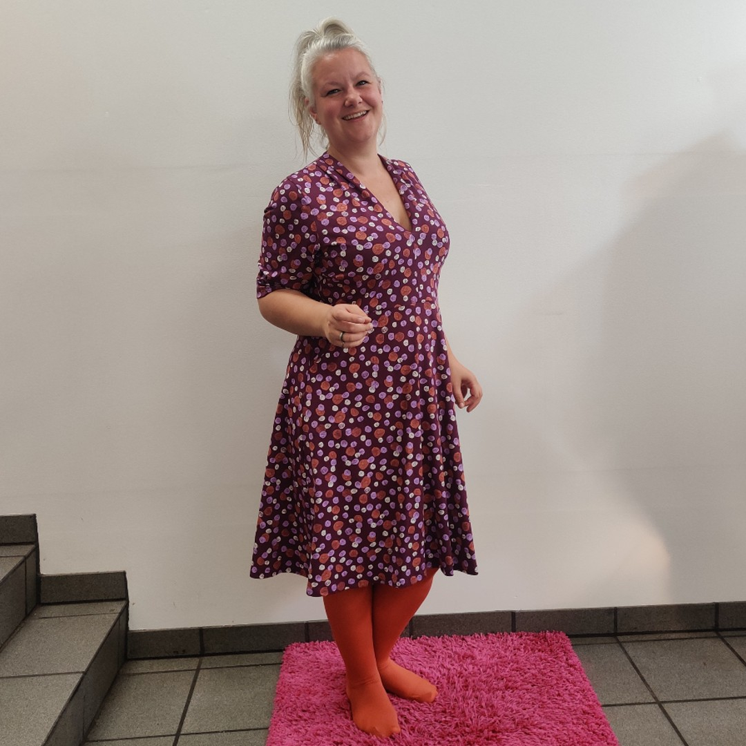 Takasaki Cyclame Stone. Plus size Kjole med lommer fra Amamiko