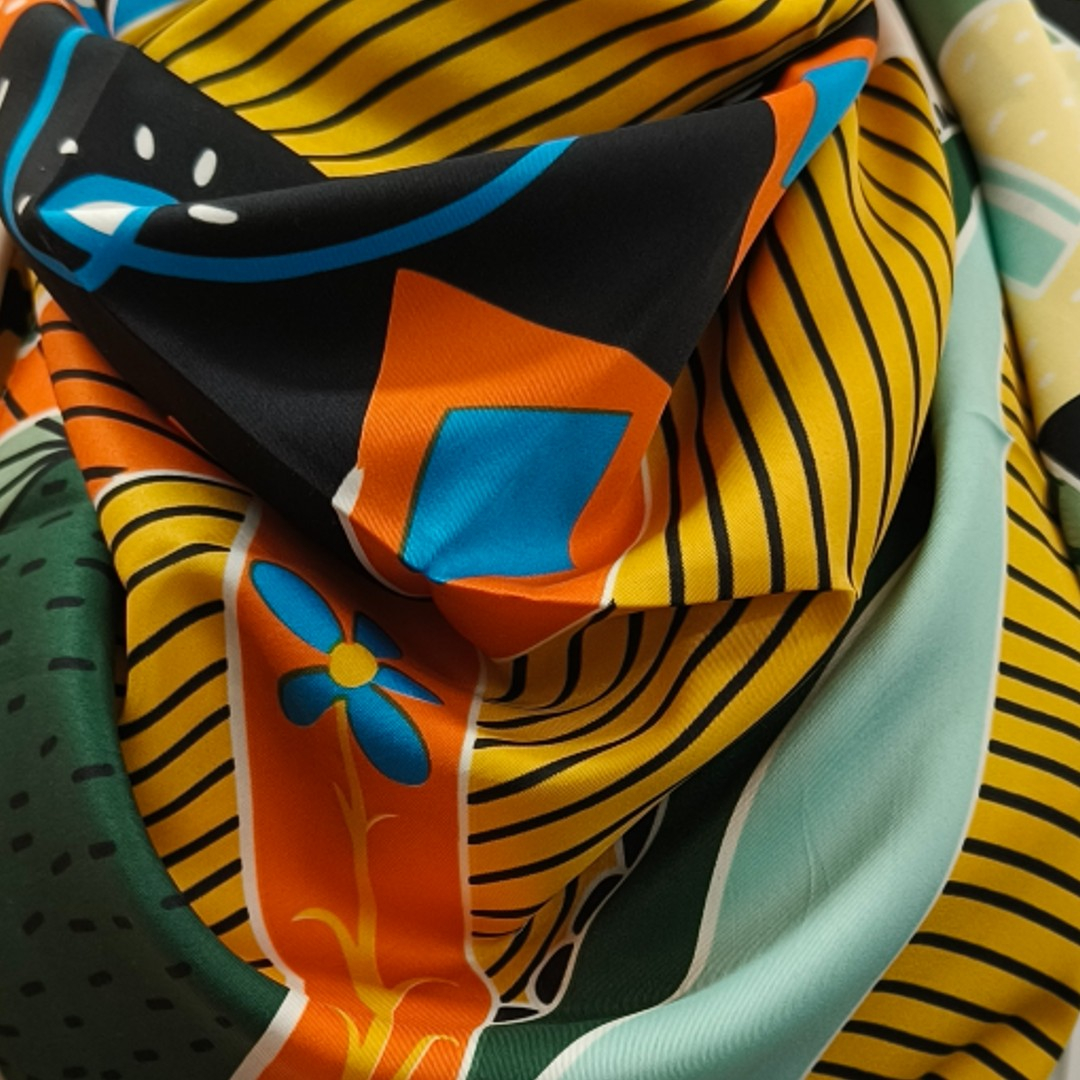 Silke Tørklæde 135 cm. x 135 cm. | Grøn hest