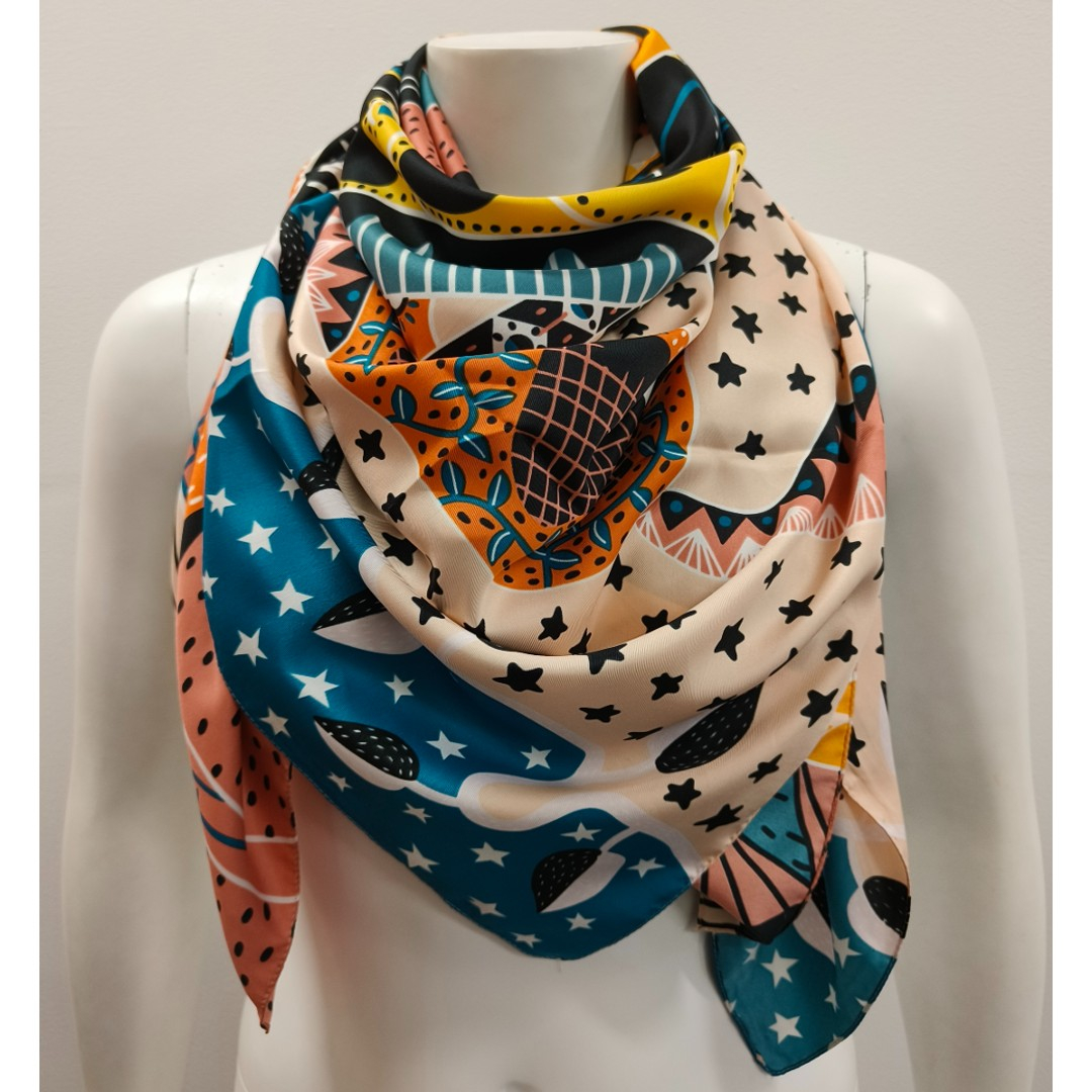 Silke Tørklæde 135 cm. x 135 cm. | Koral hest