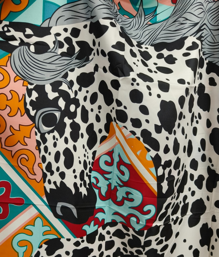 Silke Tørklæde 135 cm. x 135 cm. | Prikket Hest