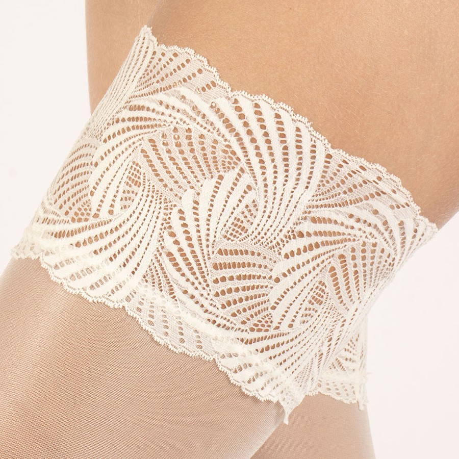 Offwhite selvsiddende Plus Size strømper - Versailles 20 denier