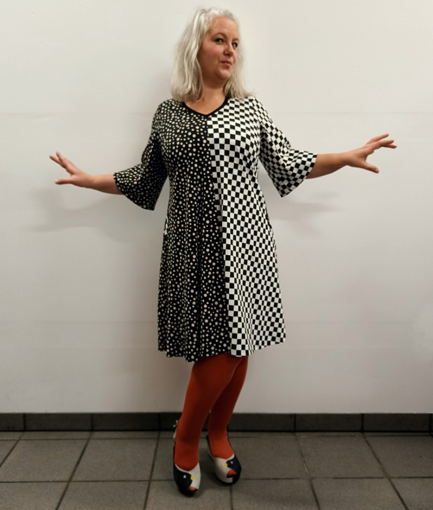A-formet plus size kjole med prikker og tern. Tulla Dots n' Checks