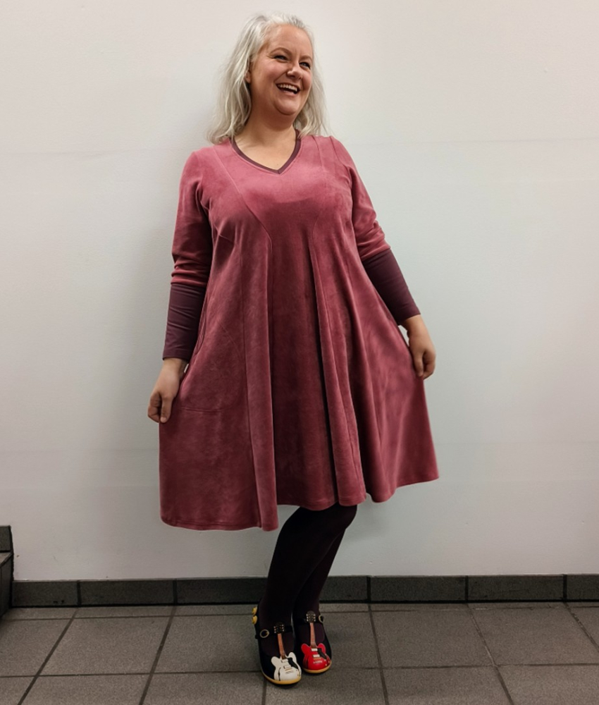 Løs plus size velour kjole - Emi Rosa Velvet