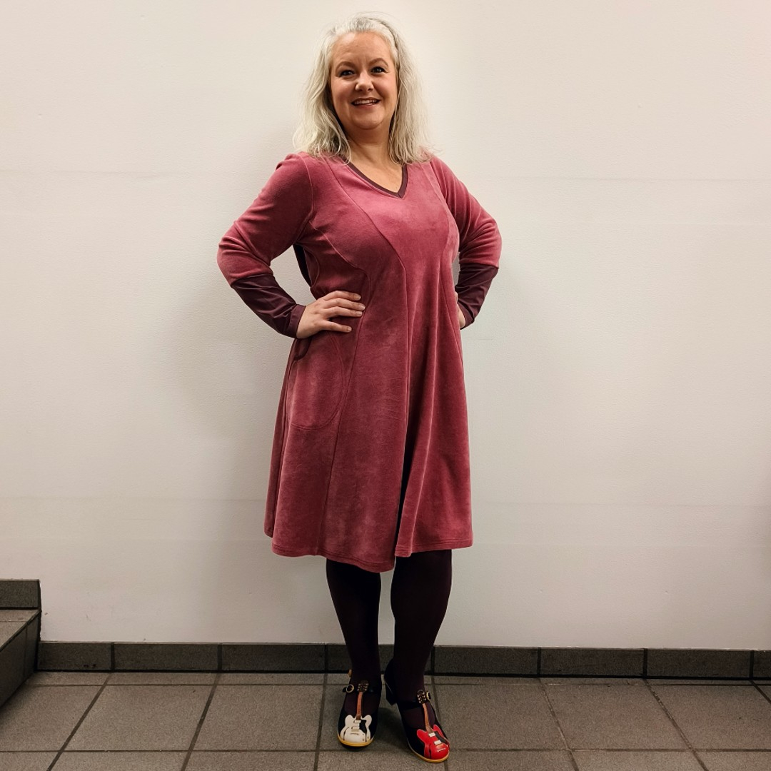 Løs plus size velour kjole - Emi Rosa Velvet