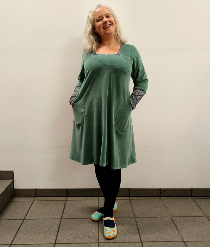 Grøn plus size velour kjole med A-form - Tokyo Moss Green Velvet