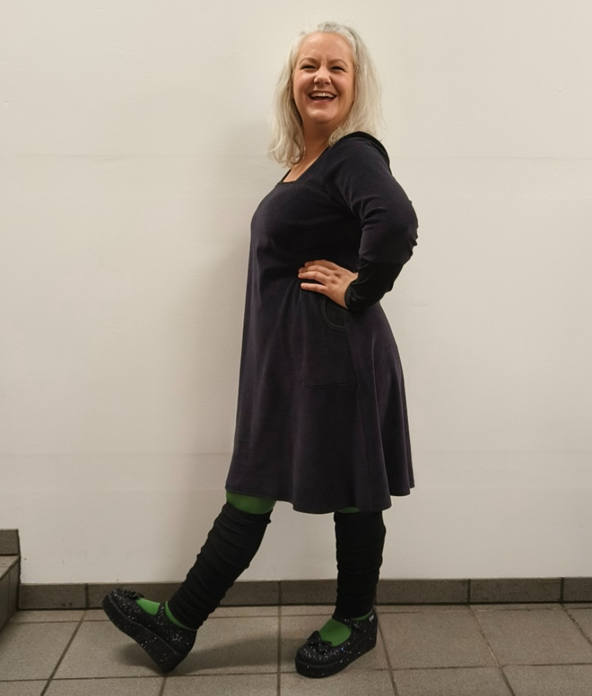 Sort plus size velour kjole med A-form - Tokyo Black Velvet