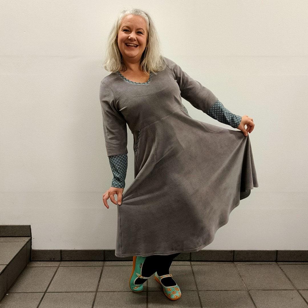 Grå plus size velour kjole med lange ærmer - Dana Grey Velvet
