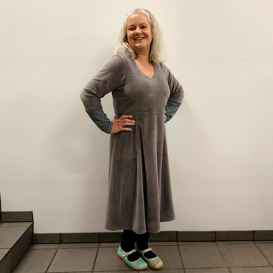 Grå plus size velour kjole med lange ærmer - Dana Grey Velvet