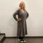 Grå plus size velour kjole med lange ærmer - Dana Grey Velvet