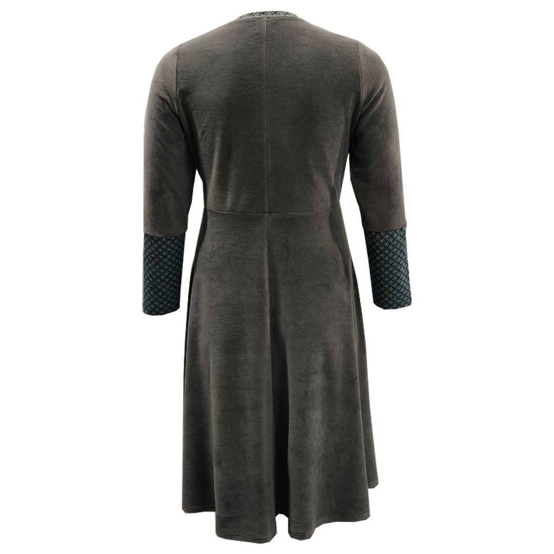 Grå plus size velour kjole med lange ærmer - Dana Grey Velvet