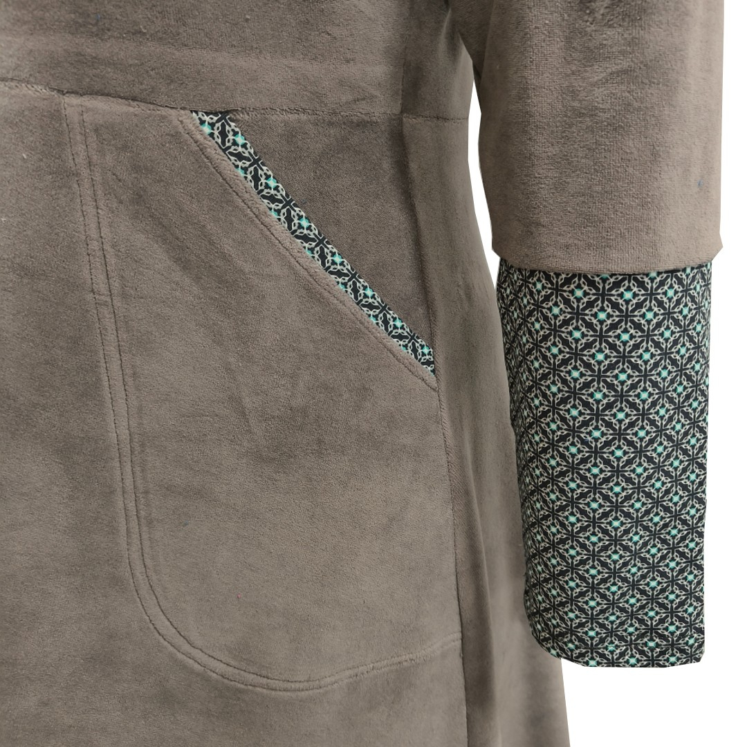 Grå plus size velour kjole med lange ærmer - Dana Grey Velvet