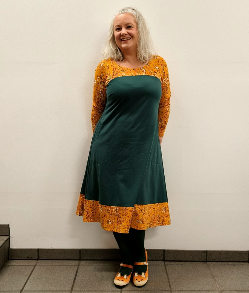 Grøn plus size kjole i A-form med karrygule detaljer - Saki Curry Tassels