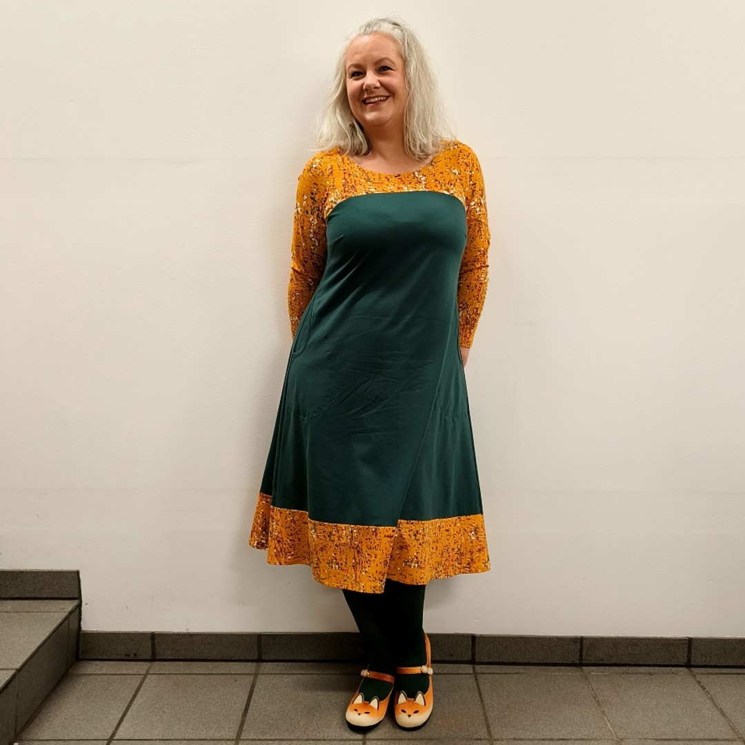 Grøn plus size kjole i A-form med karrygule detaljer - Saki Curry Tassels