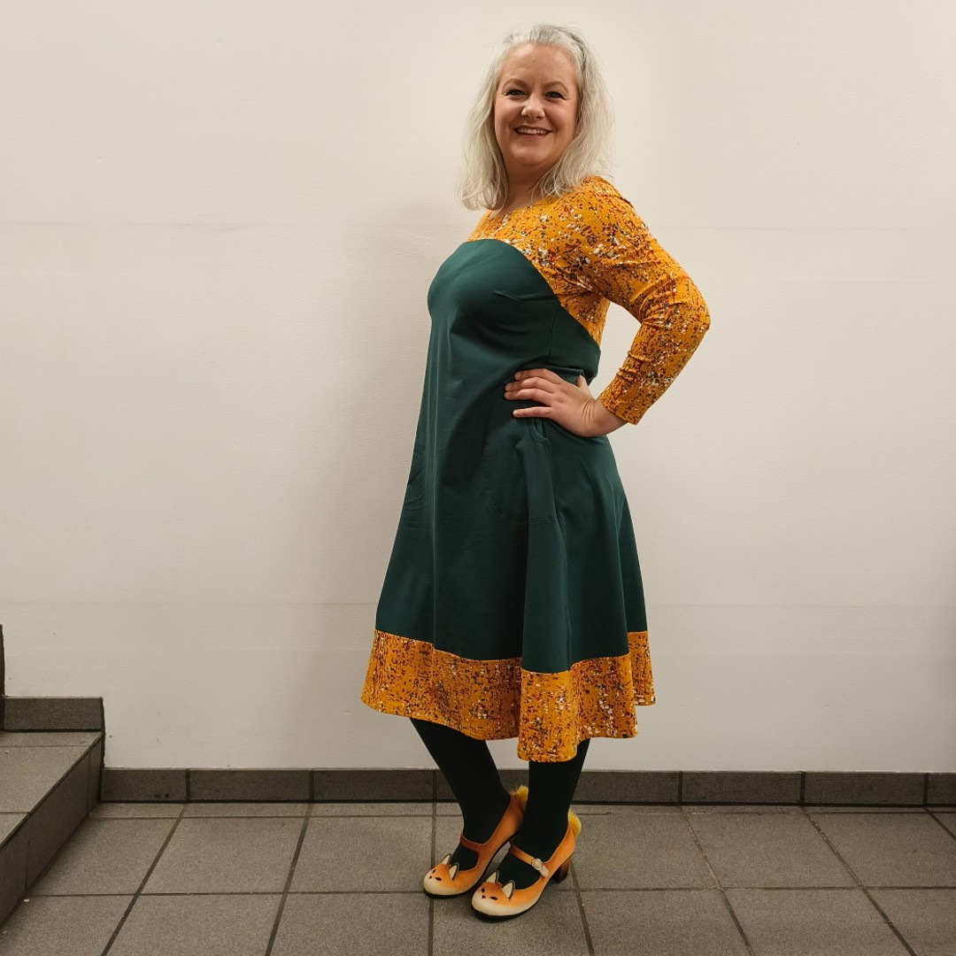 Grøn plus size kjole i A-form med karrygule detaljer - Saki Curry Tassels