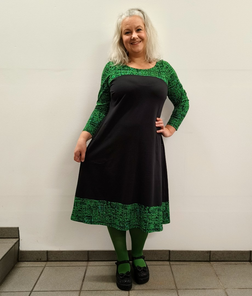 Sort plus size kjole i A-form med grønne detaljer - Saki Matrix